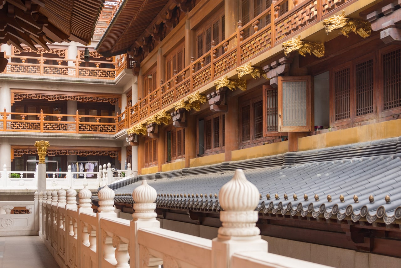 Jing’an Temple’s halls and roofs in central Shanghai