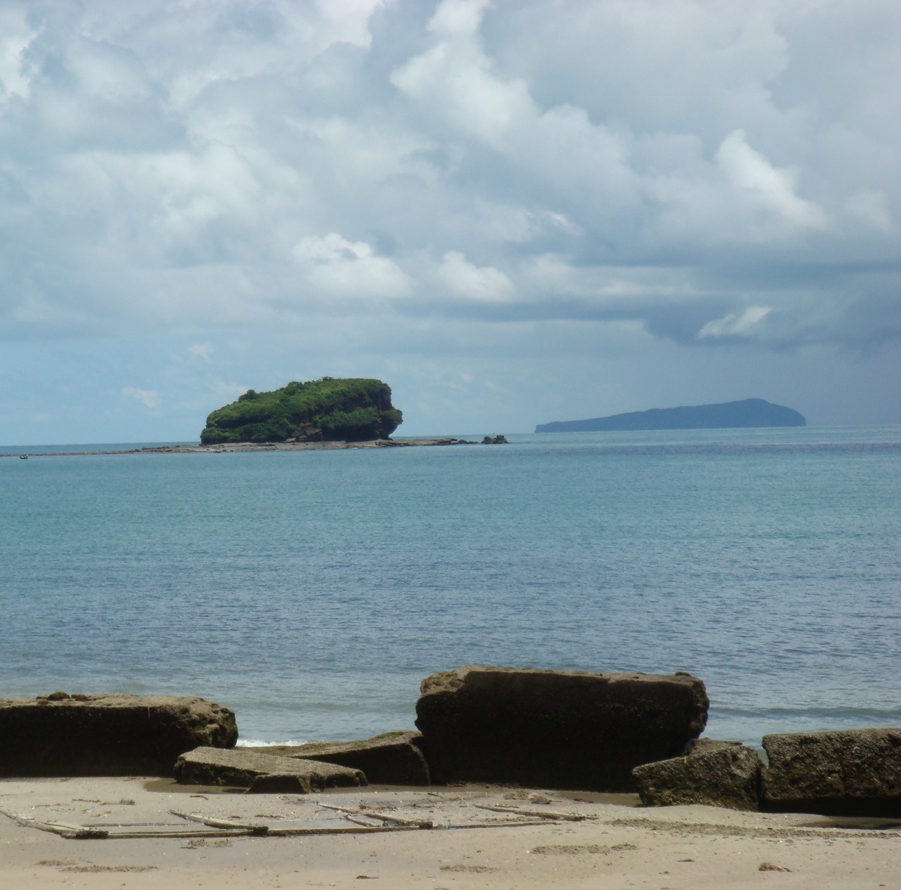Pig Rock off the south coast of Weizhou Island, with Xieyang Island visible in the distance.