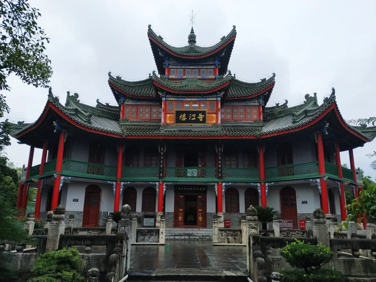 Wangjiang Pavilion at Guhantai in Hanzhong, with red columns, green tiled roofs and a stone balustrade.