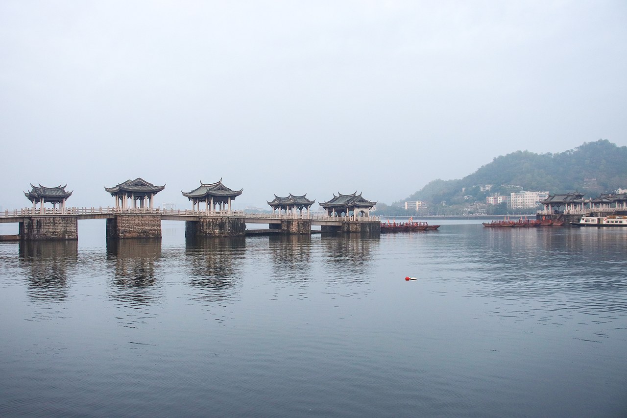 Pavilions line Guangji Bridge across the Han River, with the boat-linked middle section open.