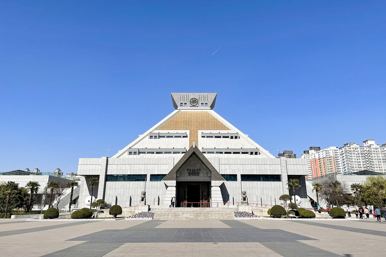 The geometric main building of Henan Museum, seen across its entrance courtyard.