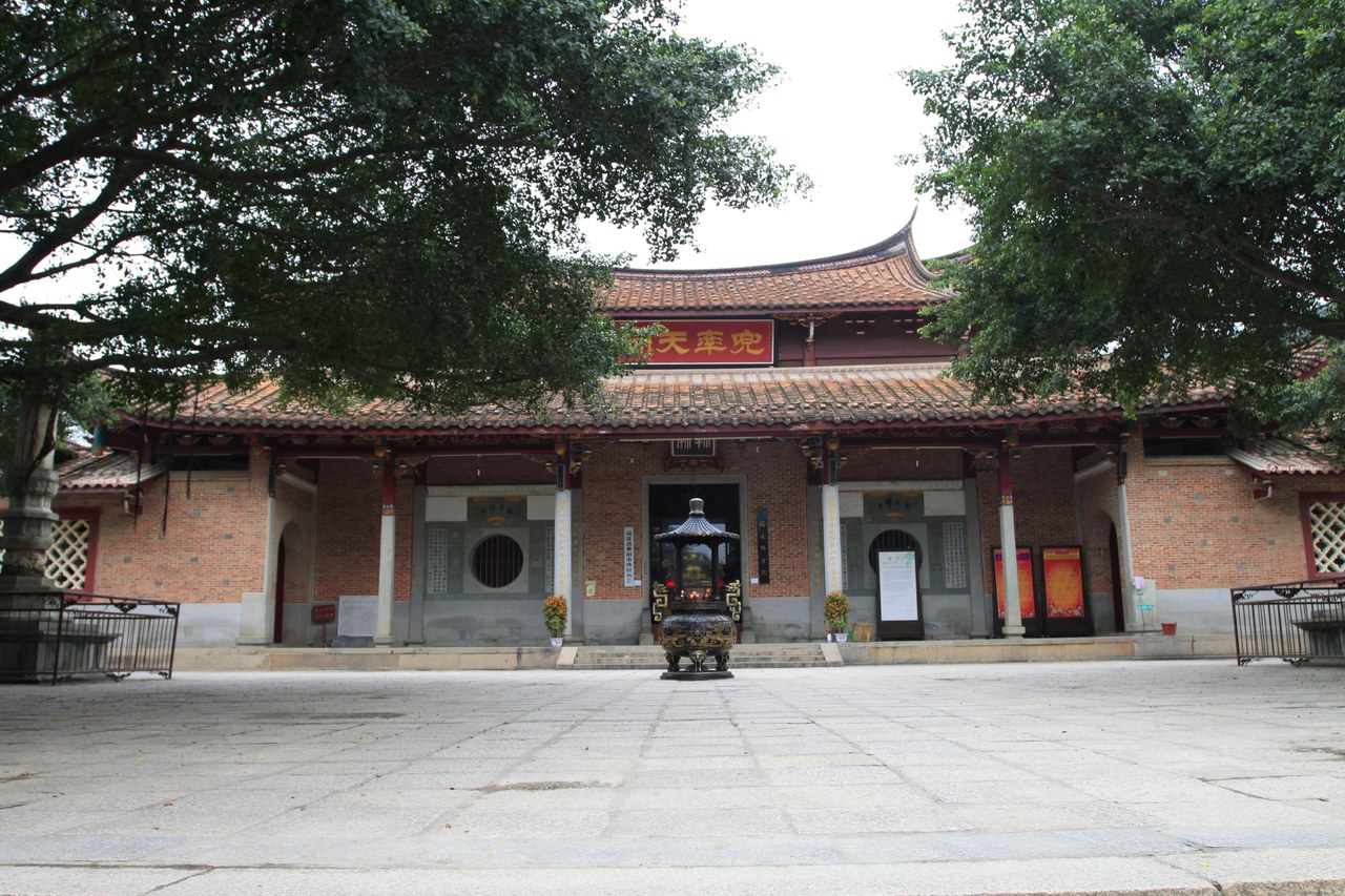 Nanshan Guanghua Temple facade and its ceremonial forecourt in Putian.