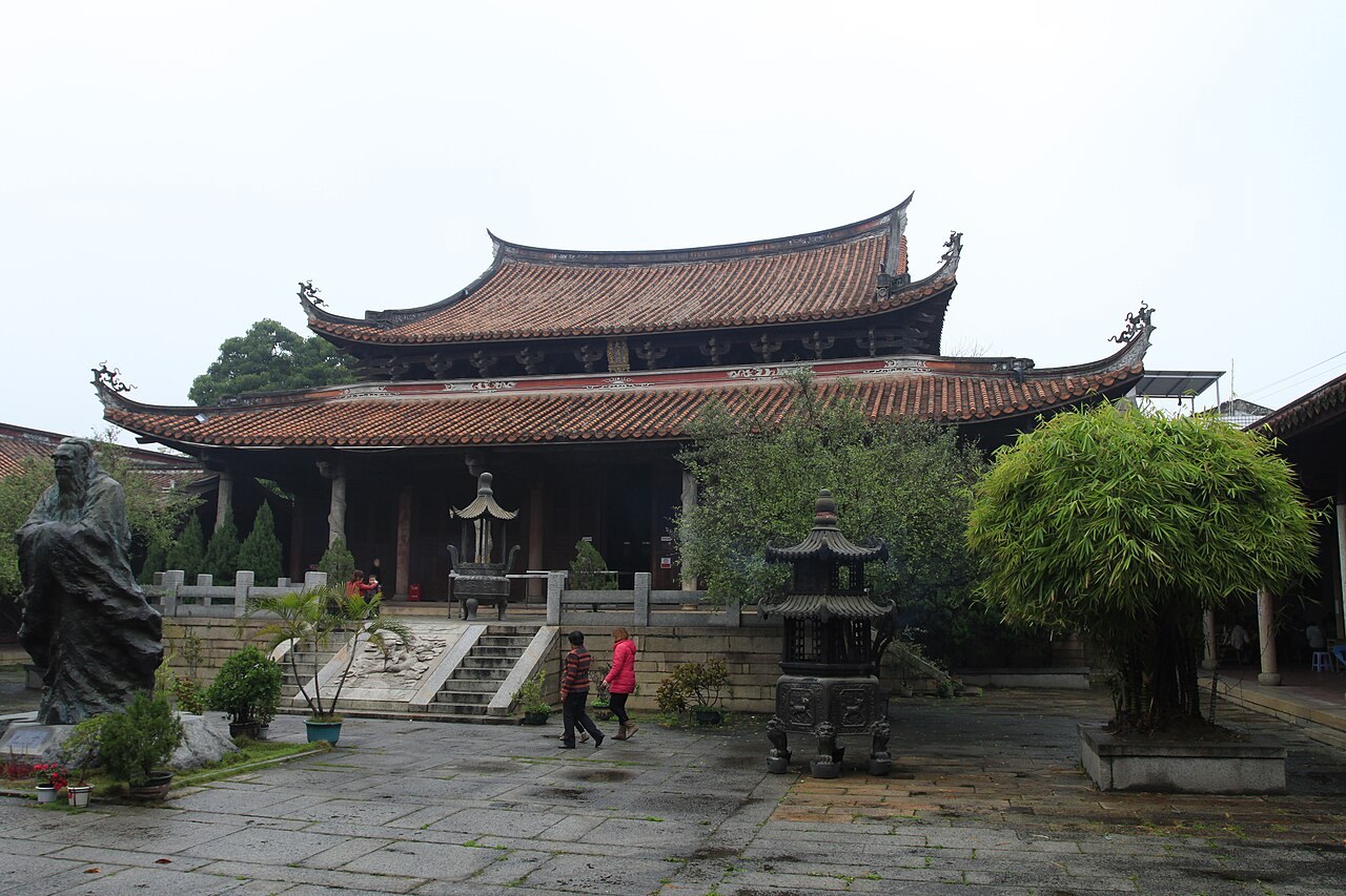 The tiled roofs, courtyard and steps of Dacheng Hall at Zhangzhou Confucian Temple.
